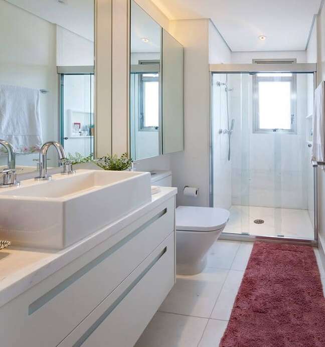 61. Banheiro feminino clean com tapete rosa. Fonte: Luciana Tomas
