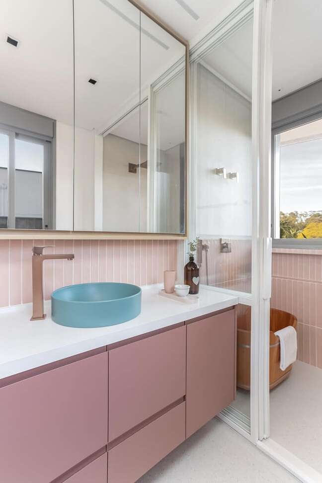 65. Banheiro feminino com gabinete rosa e cuba redonda. Fonte: Duda Sena