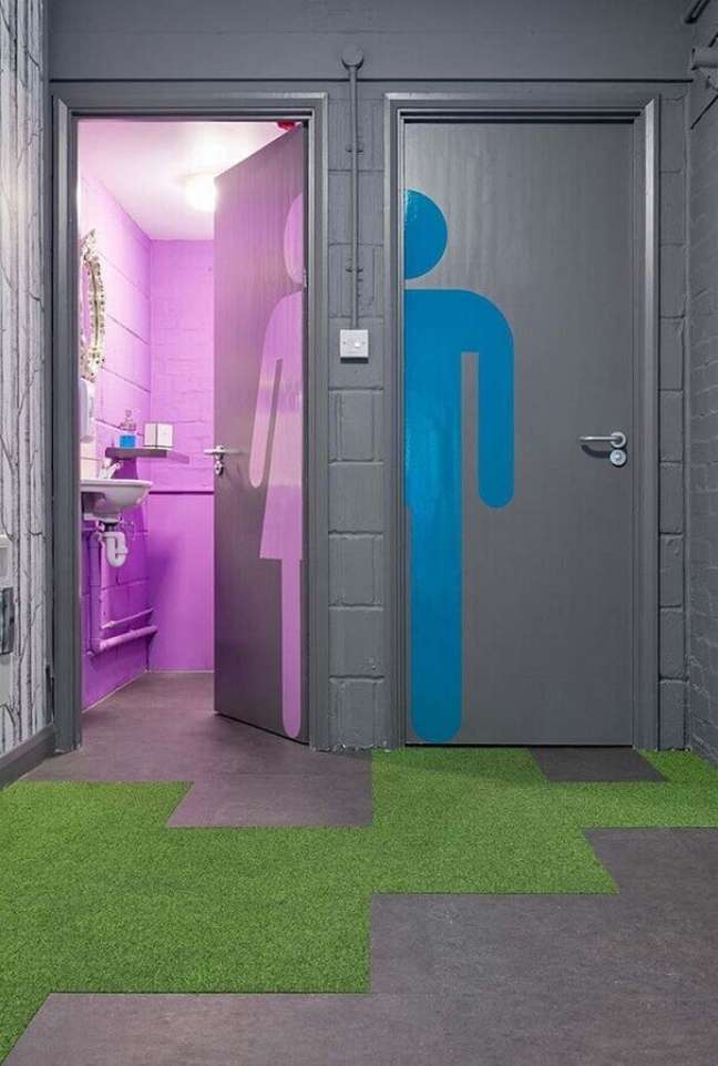 57. Porta de entrada para banheiro feminino e masculino – Foto: Office Snapshots