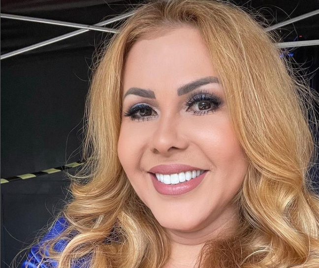 Joelma falls on stage during the concert in Bahia Joelma falls on stage during the concert in Bahia