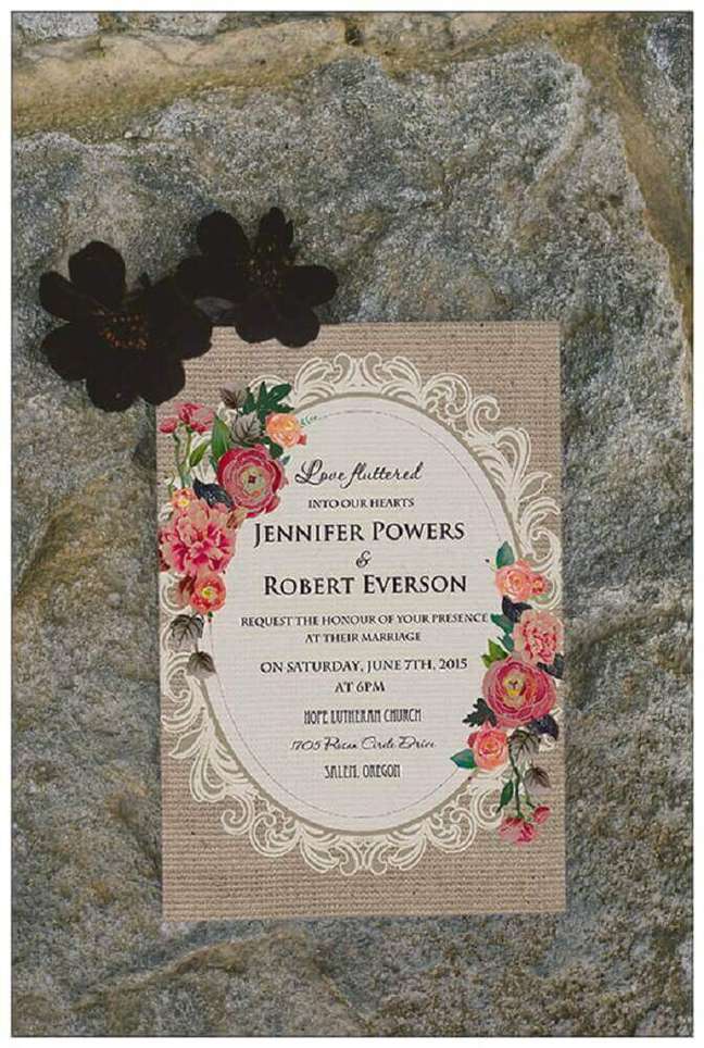 69. Modelo vintage de convite de casamento simples com estampa de flores – Foto: Elegant Wedding Invites
