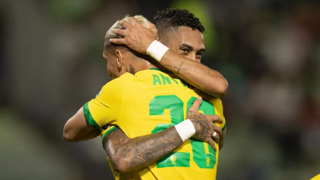 Antony e Raphinha em ação pela Seleção Brasileira (Foto: Lucas Figueiredo/CBF)