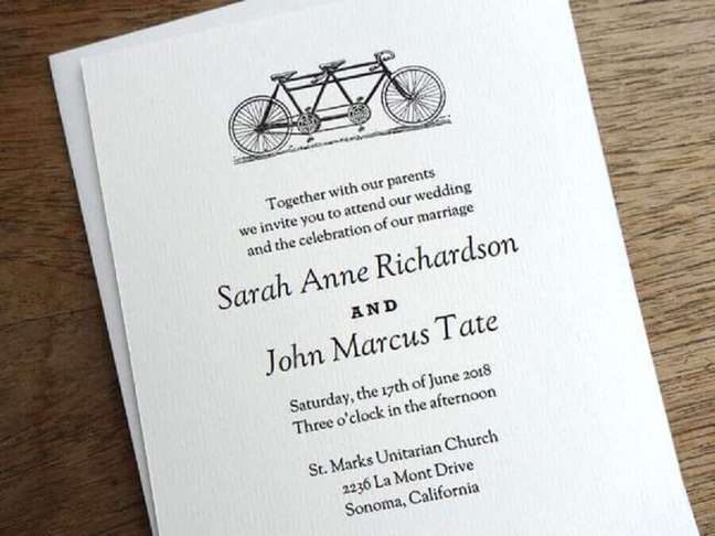 24. Se puder, coloque toque de personalidade do casal como esse convite simples de casamento com desenho de bicicleta – Foto Em Papers