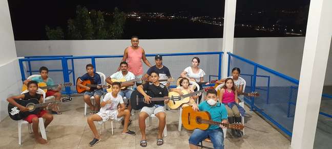Júlio Soares com os alunos do projeto Amigos da Música @Clarice Rosane/Clube Mural/Agência Mural