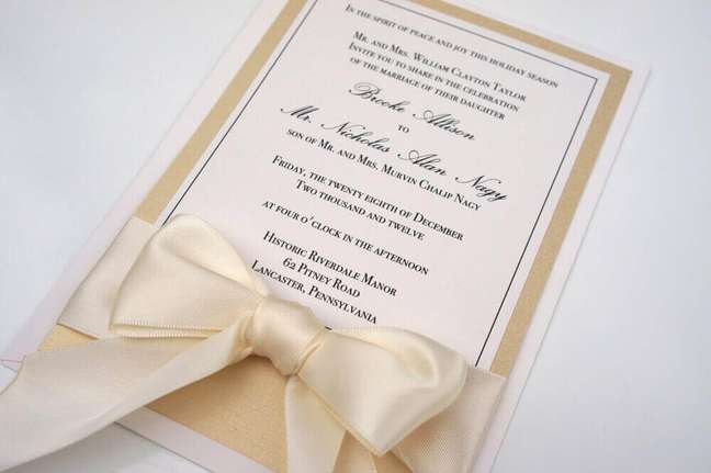 15. A fita de cetim é capaz de deixar um toque bem delicado no convite de casamento simples e barato – Foto: Our Wedding Ideas