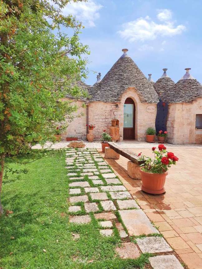 La Rosa dei Trulli is an option for those who want to stay inside a trullo in Alberobello. La Rosa dei Trulli is an option for those who want to stay inside a trullo in Alberobello.