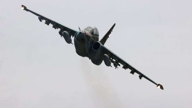Um jato Su-25 como este foi abatido no céu sobre a Ucrânia