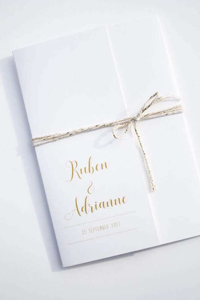 29. Modelo clássico de convite simples de casamento com letras douradas e laço feito com corta para fechar o envelope – Foto: Leesign