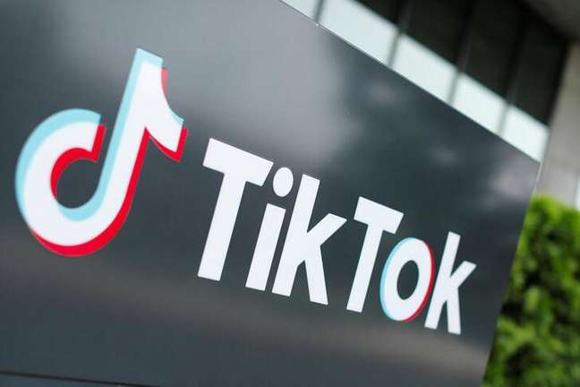 Placa mostra logotipo do aplicativo de vídeos TikTok, Caliórnia, EUA Placa mostra logotipo do aplicativo de vídeos TikTok, Caliórnia, EUA