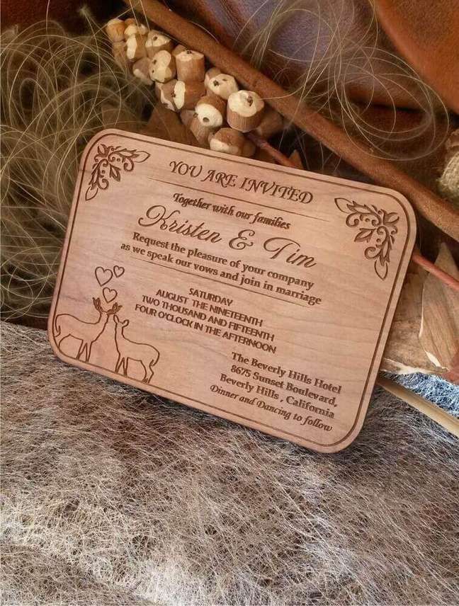 8. Uma placa de madeira gravada com as informações do casamento é uma excelente forma de como fazer convite de casamento – Foto: Etsy