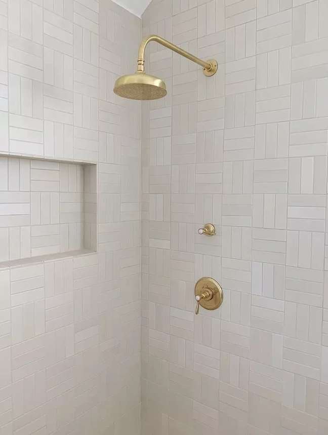 Subway tile is a classic choice for bathrooms, but just because it's popular doesn't mean you have to go the usual route. Check out this beautiful bathroom from Cathie Hong Interiors that features a pearl-colored subway tile placed in a cross-hatch arrangement. This is a great way to innovate things but keep your bathroom classic. Subway tile is a classic choice for bathrooms, but just because it's popular doesn't mean you have to go the usual route. Check out this beautiful bathroom from Cathie Hong Interiors that features a pearl-colored subway tile placed in a cross-hatch arrangement. This is a great way to innovate things but keep your bathroom classic.