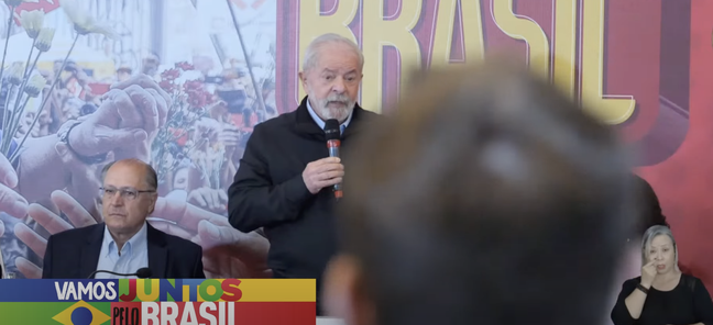 Homem tenta se aproximar do ex-presidente Lula durante evento em SP.
