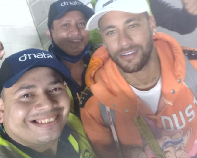 Nas redes sociais, circulam fotos de Neymar atendendo fãs durante a surpreendente passagem pelo aeroporto de Boa Vista
