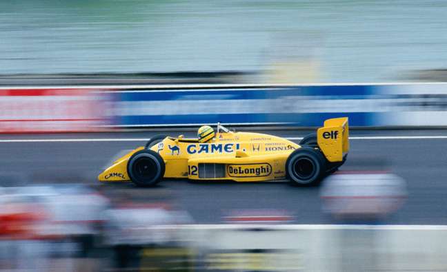 Ayrton Senna e a Lotus 99T andando em Detroit rumo à vitória