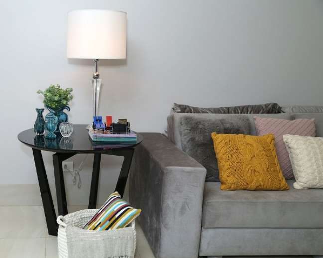 20. Almofada de tricô para sofá cinza e moderno – Foto Belezini Dalmazo Arquitetura