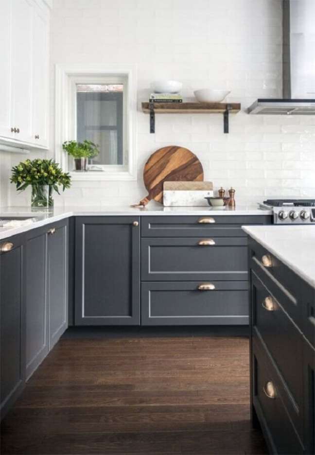 61. Decoração clássica com armário de cozinha cinza e branco com puxadores dourados – Foto: House and Home