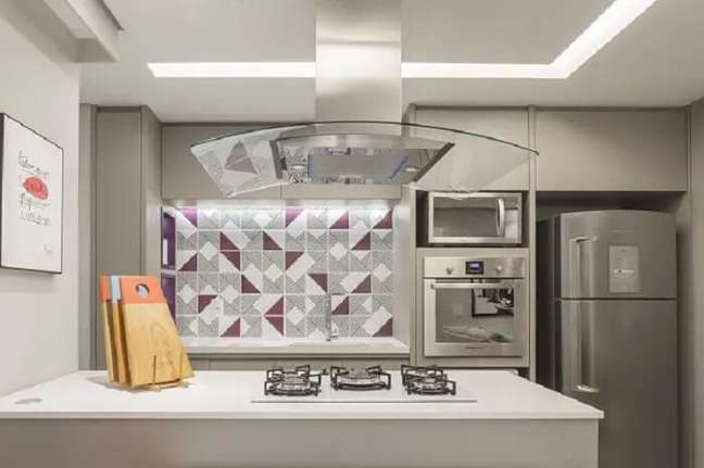 71. Decoração clean com armário de cozinha cinza. Fonte: Red Square Arquitetura