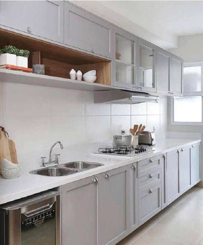 2. Decoração com armário de cozinha cinza claro planejado com design clássico – Foto: Dicas Decor