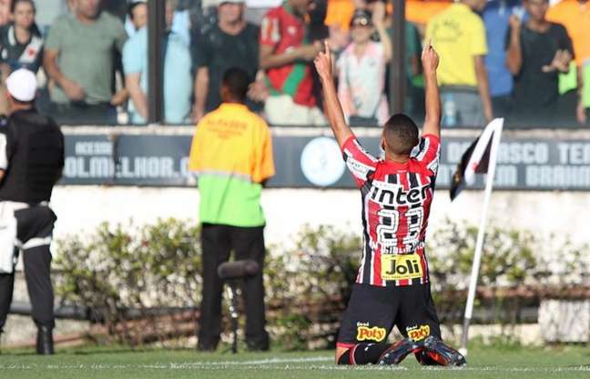 Marcos Guilherme comemora gol pelo Tricolor contra o Vasco, em São Januário (Foto: Rubens Chiri/saopaulofc.net)