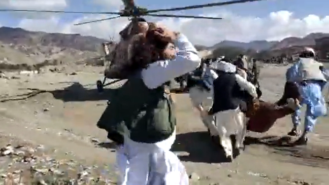 Equipes de resgate transportam feridos em helicópteros na província de Paktika