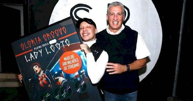 Gloria Groove Receives Triple Platinum Disc for “Lady Leste” Gloria Groove Receives Triple Platinum Disc for “Lady Leste”
