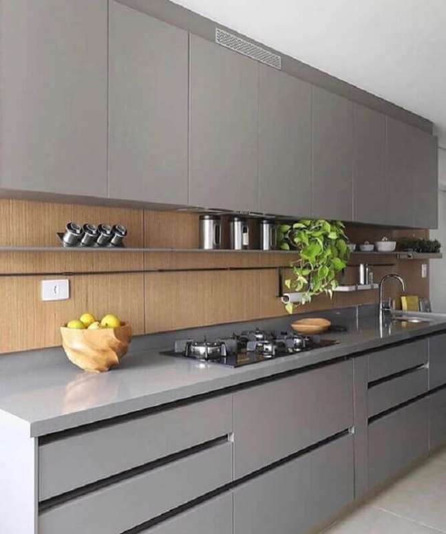 20. Armário de cozinha planejado cinza com design moderno e minimalista – Foto: Apartment Therapy