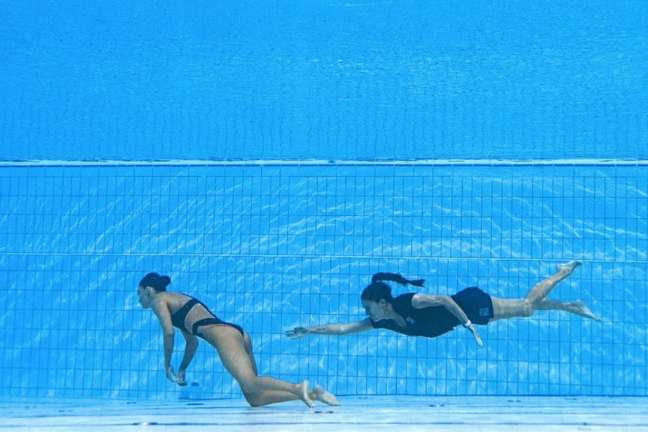 Nadadora americana teve que ser socorrida pela treinadora (Oli Scarff/AFP)