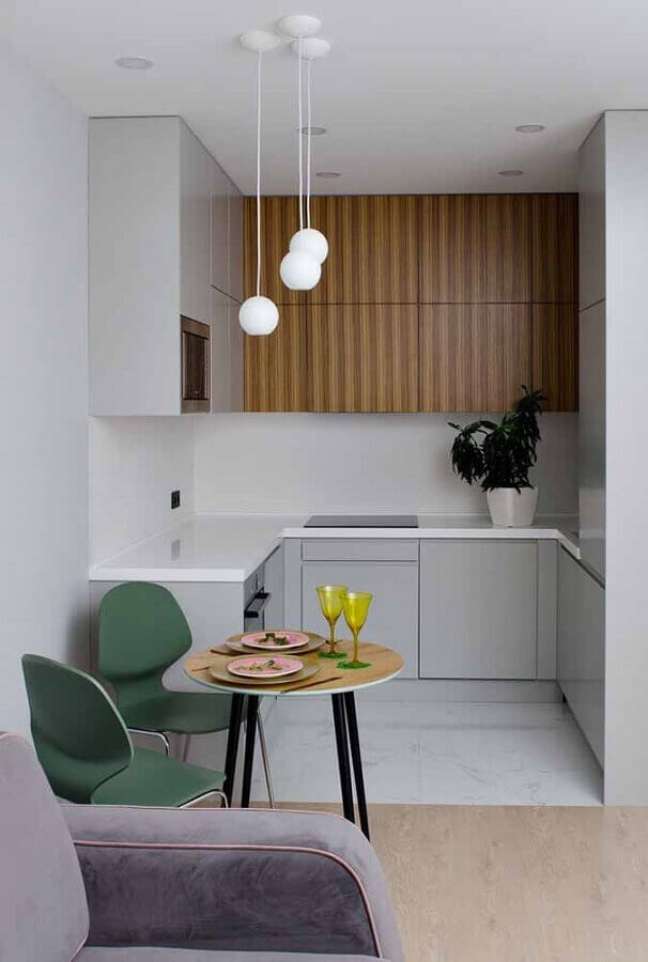 10. Para uma cozinha pequena e moderna nada melhor que investir em armário de cozinha cinza claro planejado – Foto: Houzz