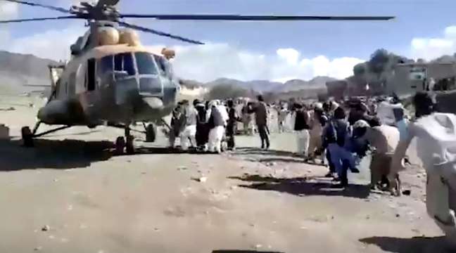População é evacuada de áreas atingidas por terremoto no Afeganistão 