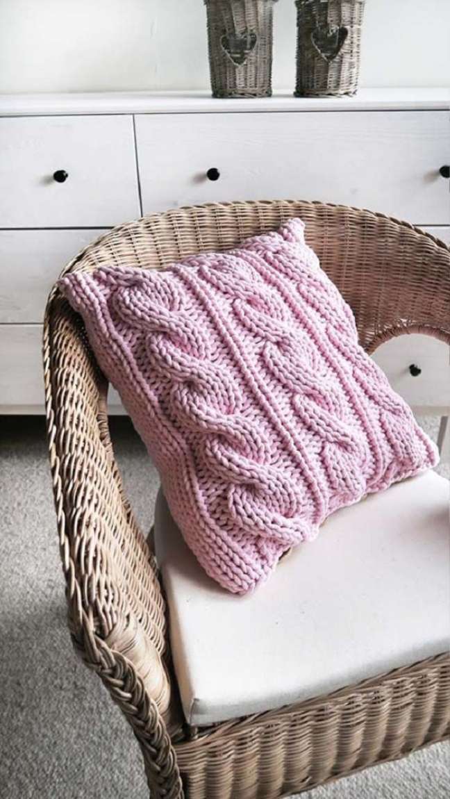 2. Almofada de trico com trança de rosa para poltronas – Foto Dzianie na Wygonie