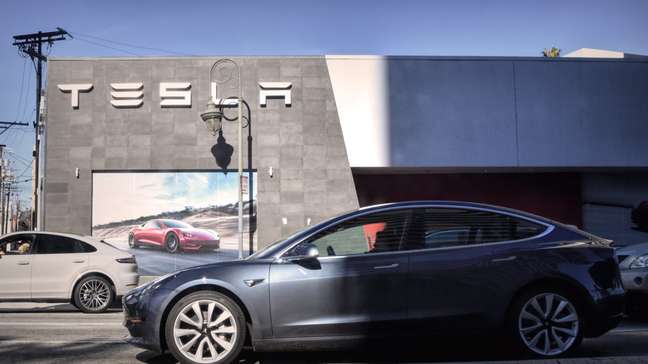 Ex-funcionários da Tesla processa empresa por demissões em massa sem aviso prévio 