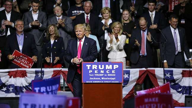 Lynn Fitch, de branco à direita de Trump, liderou a coalizão Mulheres por Trump do Mississippi na eleição presidencial de 2016