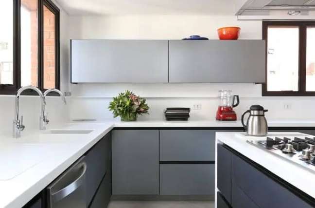 78. Armário de cozinha cinza com pedra branca. Fonte: Start Arquitetura