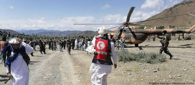 Equipes de socorro se deslocaram de helicóptero para área atingida pelo terremoto Equipes de socorro se deslocaram de helicóptero para área atingida pelo terremoto