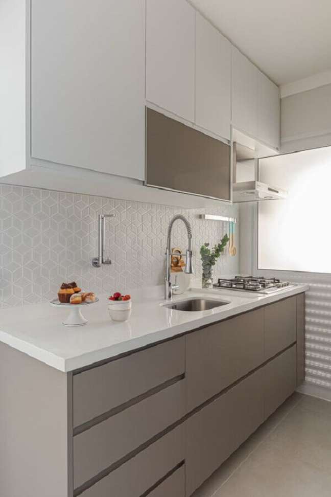 42. Decoração clean com armário de cozinha cinza e branco – Foto: Arquiteto em Casa