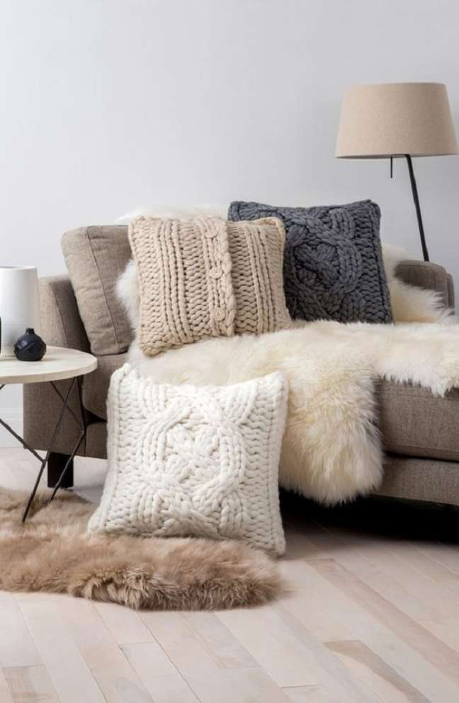 15. Almofada de tricô para sala de estar aconchegante – Foto Casa Tres Chic