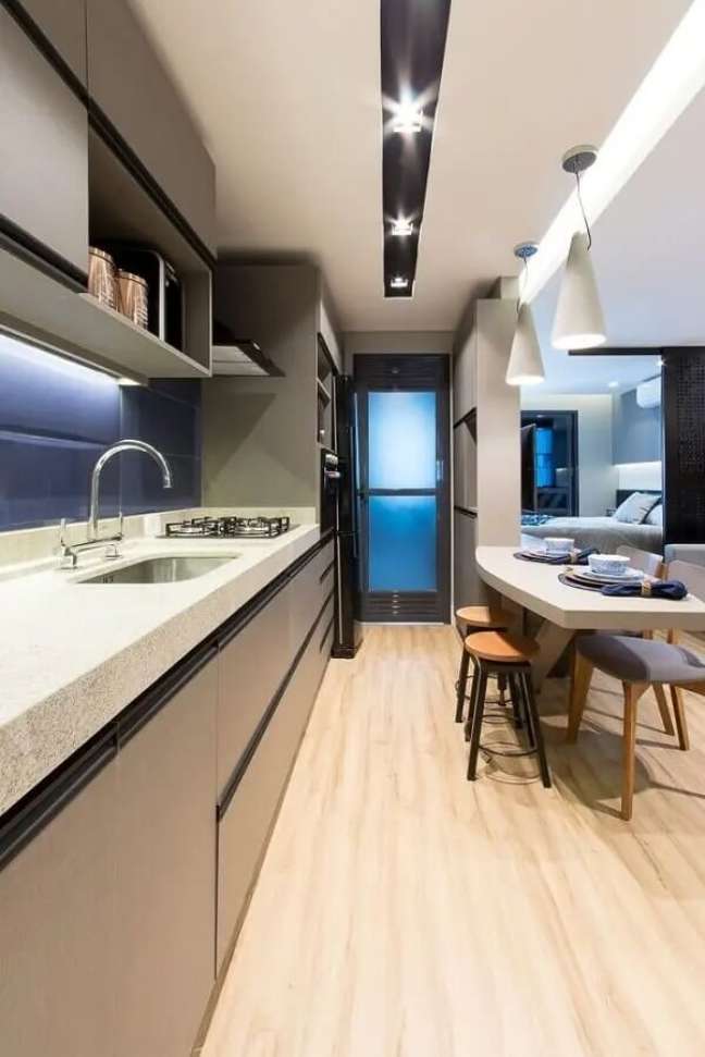 70. Decoração moderna com armário de cozinha cinza. Fonte: Mauren Buest