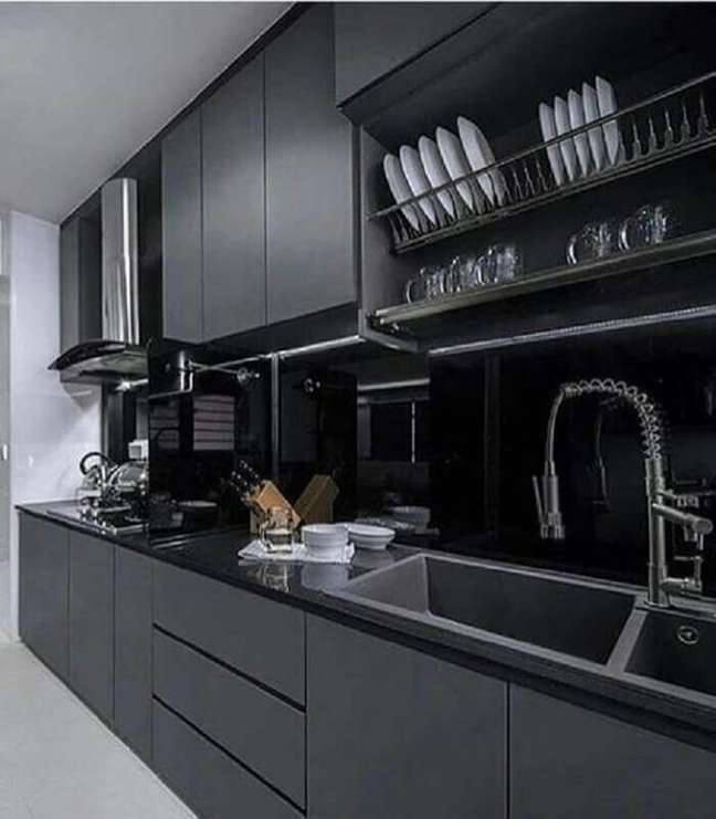 5. Decoração moderna com armário de cozinha cinza e preto planejado – Foto: Jeito de Casa