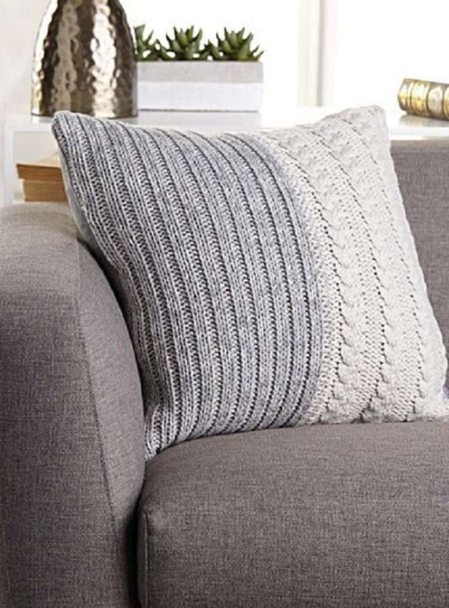37. Sofá cinza decorado com almofada de tricô – Foto Maison Simons
