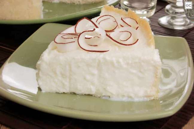 Coconut cake with whipped cream - Photo: Guia da Cozinha Coconut cake with whipped cream - Photo: Guia da Cozinha