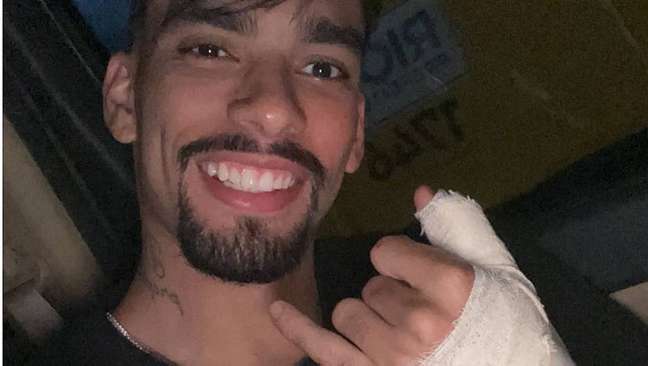 Lucas Paquetá publica nas redes sociais foto com a mão machucada