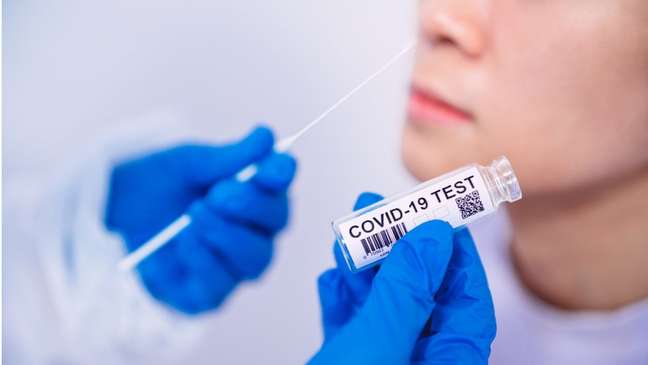 Os testes que detectam a covid analisam a saliva ou as células da garganta atrás de evidências da presença do coronavírus