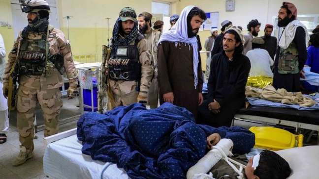Vítimas do terremoto em hospital em Paktika, Afeganistão. Há ao menos 1,5 mil feridos