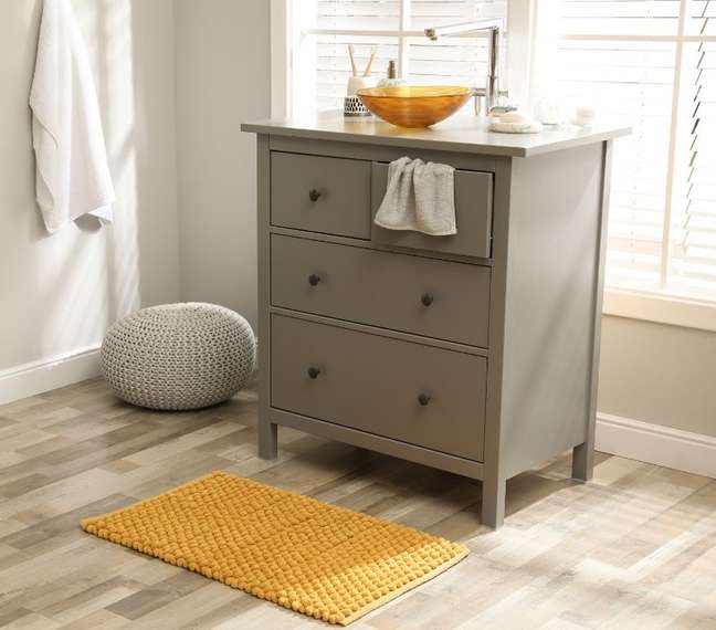 No banheiro, uma boa opção é colocar um tapete pequeno na frente da pia - Shutterstock