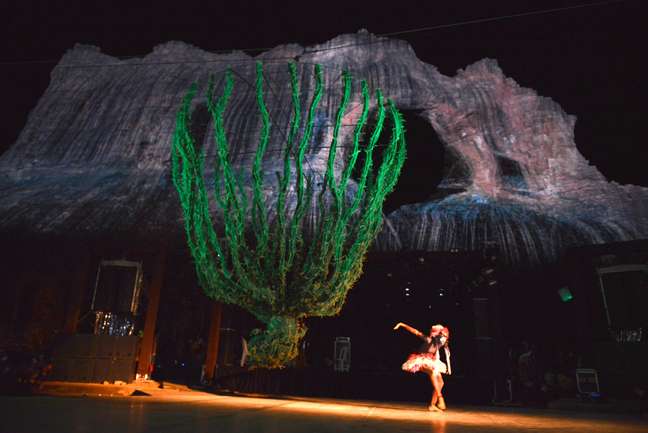 Pedra Furada receives special lighting and serves as a backdrop for presentations. Pedra Furada receives special lighting and serves as a backdrop for presentations.