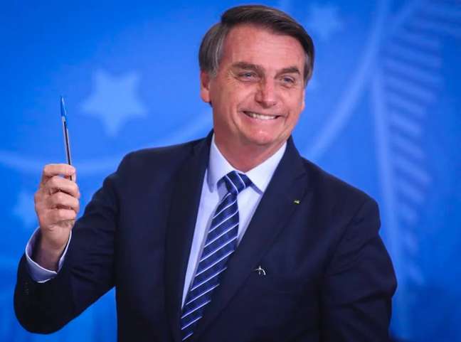 Bolsonaro sanciona teto de ICMS, mas veta trechos benéficos a Estados