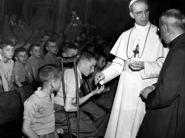 Papa Pio XII com crianças mutiladas na guerra