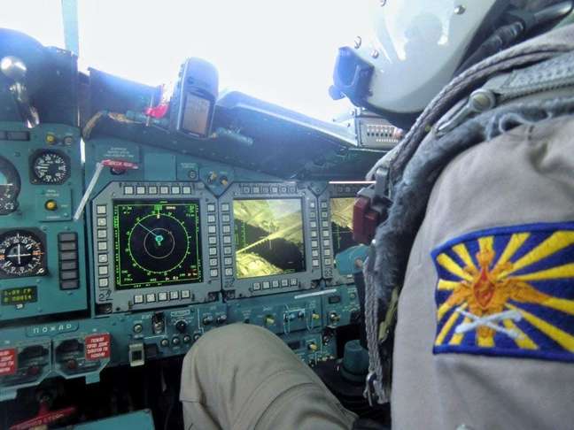 Cockpit de Su-24 russo com um GPS da Garmin. Essa foto foi na Síria, mas há outras na Ucrânia, inclusive relatos de pilotos instruídos a usar o GPS e uma App no celular para navegar com mais precisão. 