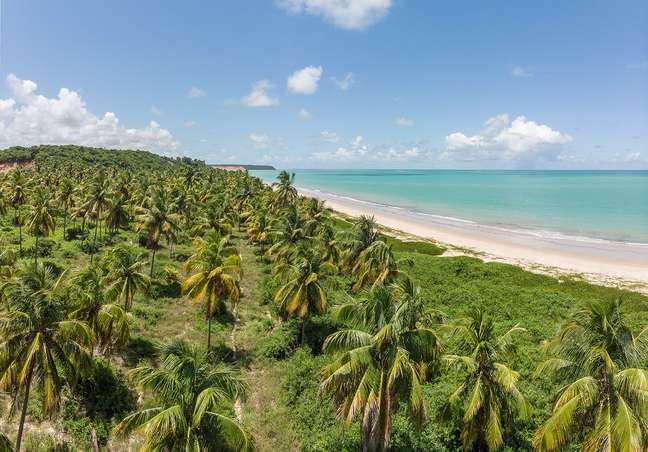 Na maré cheia, o mar cobre a faixa de areia da Praia de Carro Quebrado.