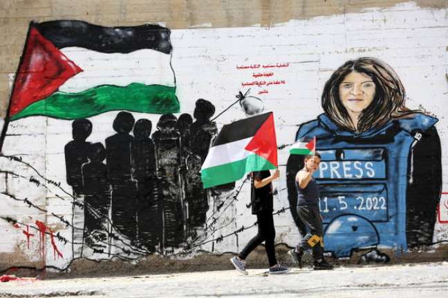 Mural em homenagem a Shireen Abu Akleh em Belém, na Cisjordânia